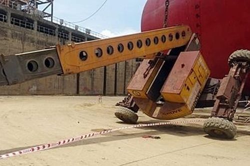 Lật xe nâng tại nhà máy đóng tàu, 3 công nhân thương vong