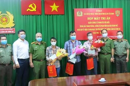 Cảnh sát hình sự tặng sổ tiết kiệm cho 'Hiệp sĩ đường phố'