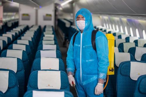 Bàn tay người lau dọn vô danh sau những chuyến bay kỳ tích
