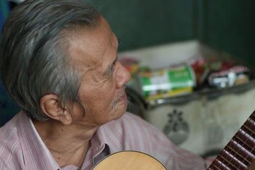 Ông lão 80 tuổi hơn nửa đời sáng tác cải lương bằng... tiếng Anh