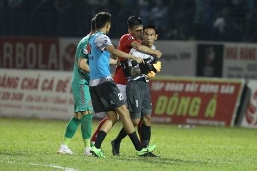 Thủ môn làm trọng tài gãy răng nhận án treo găng 3 trận