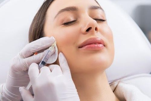 Giới trẻ Mỹ đua nhau đi tiêm botox sau dịch