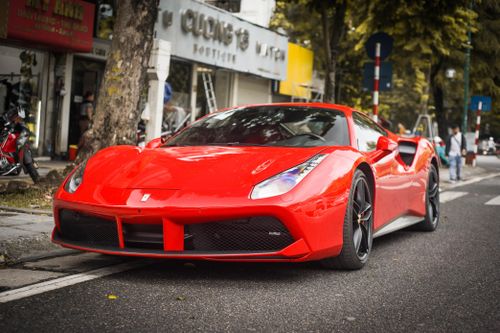 Tuấn Hưng bán siêu xe Ferrari 488 GTB