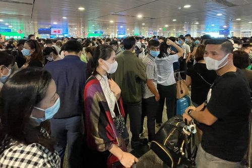 'Biển người' chen chúc tại cửa soi chiếu sân bay Tân Sơn Nhất