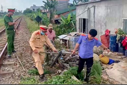 Lái xe băng qua đường sắt, người phụ nữ bị tàu đâm tử vong