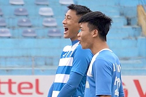 Cầu thủ CLB Quảng Ninh phấn khởi trong ngày được trả 7 tháng lương