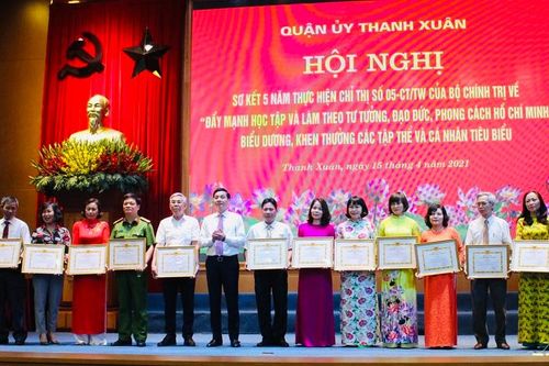 Quận Thanh Xuân khen thưởng 32 tập thể, cá nhân tiêu biểu trong thực hiện Chỉ thị 05-CT/TW