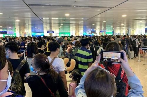 Khách hàng vật vã khi qua cửa an ninh sân bay Tân Sơn Nhất