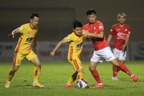 Phản ứng trọng tài, 3 thành viên CLB TP.HCM bị phạt