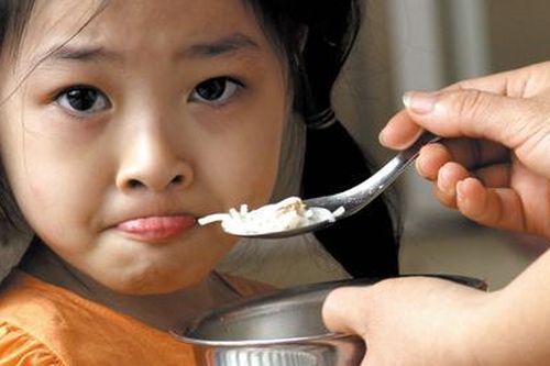 Nằm lòng tuyệt chiêu 'trị' bé biếng ăn hay ngậm