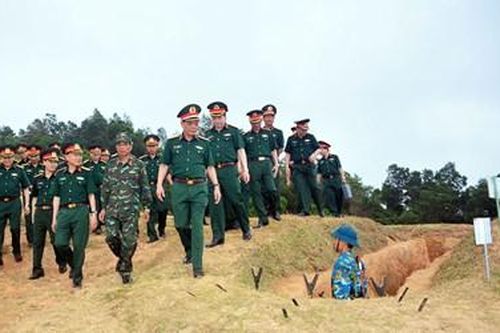 Trung tướng Ngô Minh Tiến kiểm tra chuẩn bị sơ kết đào tạo sĩ quan cấp phân đội tại Sư đoàn 390
