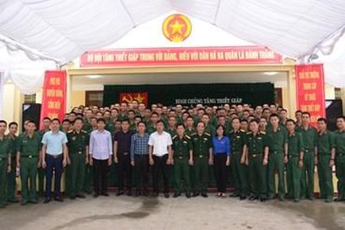 Tuyên truyền giáo dục truyền thống và giao lưu văn nghệ với chiến sĩ mới