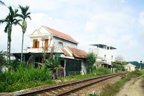 Lái xe máy kéo băng qua đường sắt, người phụ nữ bị tông tử vong