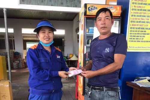 Hà Tĩnh: Nhân viên cửa hàng xăng dầu trả lại hơn 22 triệu đồng cho tài xế xe tải