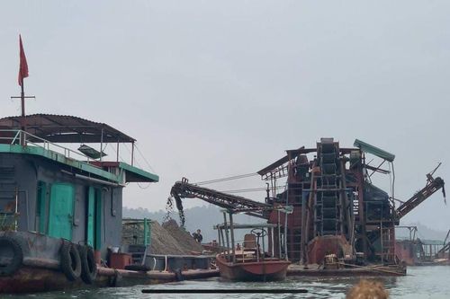 Hà Nội: Bắt cụm tàu khai thác cát lòng sông Đà trái phép