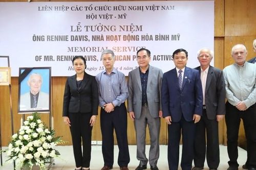 Tưởng niệm nhà hoạt động hòa bình Rennie Davis – một người bạn thủy chung của Việt Nam