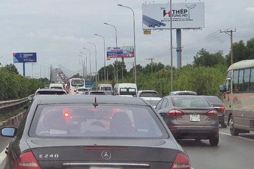 Kẹt xe cao tốc TP. HCM – Long Thành – Dầu Giây: Đừng mơ xả trạm