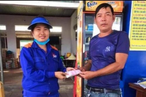 Nhân viên cửa hàng xăng dầu trả lại hơn 22 triệu đồng cho người đánh rơi khi đến mua xăng