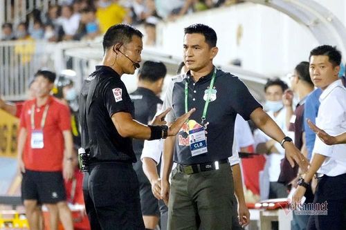 V-League chao đảo 'ghế nóng', bầu Đức làm ngoại lệ với Kiatisuk