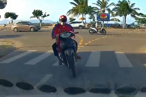'Dán mắt' vào điện thoại, nam thanh niên đi xe máy lao thẳng vào đầu ô tô