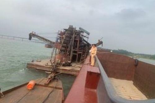 CSGT bắt tàu cuốc 'khổng lồ' hút, bán trộm cát trên sông Đà