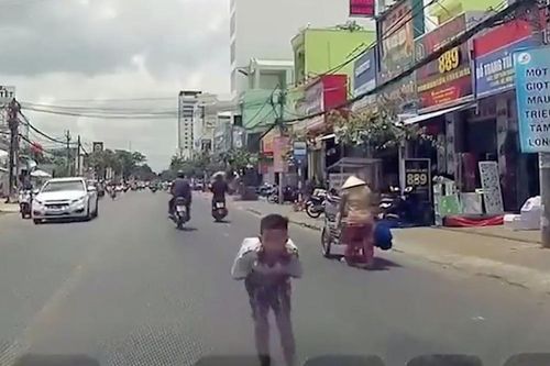 Cậu học trò cúi đầu cảm ơn tài xế nhường đường ở Cần Thơ