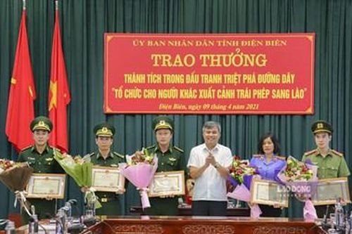 Khen thưởng đột xuất một tập thể, 2 cá nhân thuộc VKSND tỉnh Điện Biên