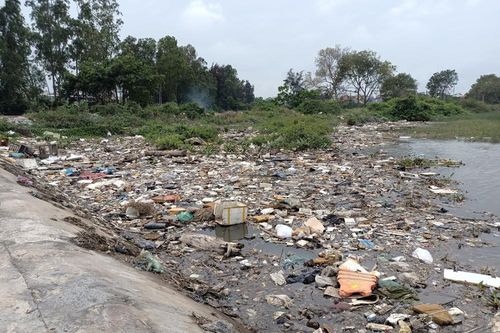 Rác thải gây ô nhiễm môi trường nghiêm trọng ở Lạch Vạn