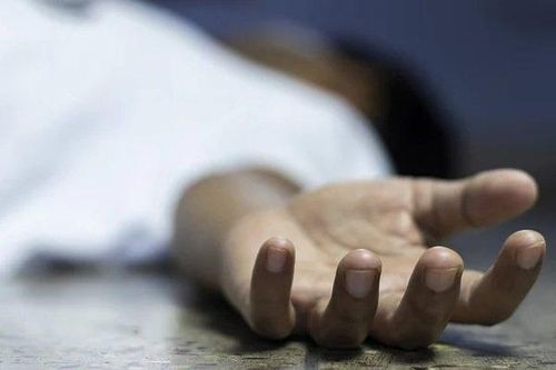 Nhìn mặt chồng lần cuối, vợ 'thở phào' khi mở nắp quan tài