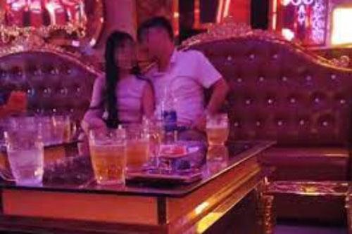 Chồng và nhà chồng đi hát karaoke về lúc đêm muộn, cảnh tượng bên trong khiến họ choáng váng, càng 'đứng hình' trước lời tuyên bố của cô vợ