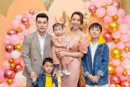 Thái độ của Ưng Hoàng Phúc khi vợ nói thương con riêng hơn 2 con chung với mình