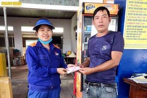 Hà Tĩnh: Nhân viên cửa hàng xăng dầu trả lại hàng chục triệu đồng cho khách hàng đánh rơi