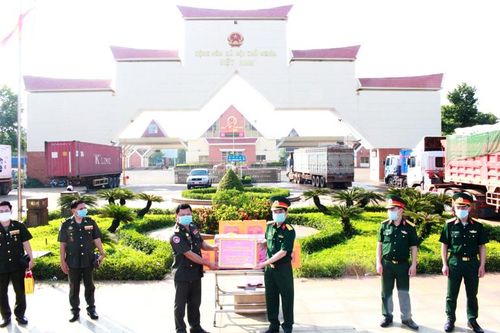Ấm tình hữu nghị ba nước Đông Dương