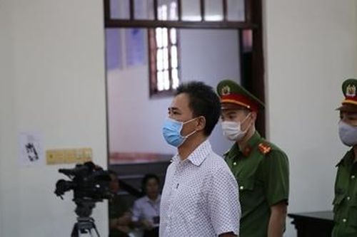 Phạt tù cựu chuyên viên Văn phòng UBND TP Hồ Chí Minh