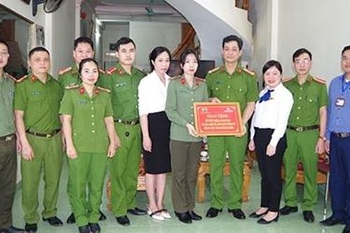 Tặng sổ tiết kiệm cho thân nhân liệt sĩ CAND