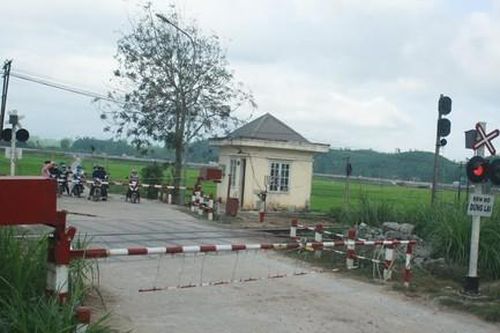 Tàu hỏa tông xe máy băng qua đường sắt, 1 phụ nữ tử vong