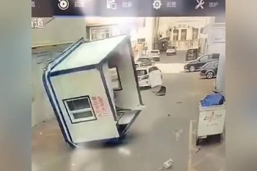Gió mạnh hơn 100km/h thổi bay nhà di động ở Trung Quốc