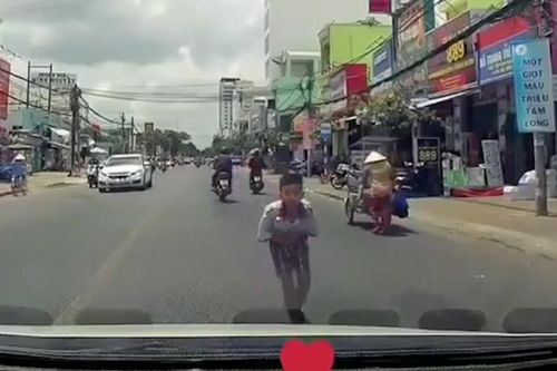 Học sinh khoanh tay, cúi đầu cảm ơn tài xế đã nhường đường