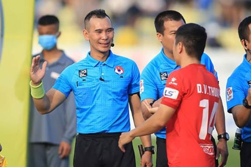 Trọng tài tố bị cầu thủ TP.HCM hành hung: Nếu sai, sẵn sàng treo còi suốt đời