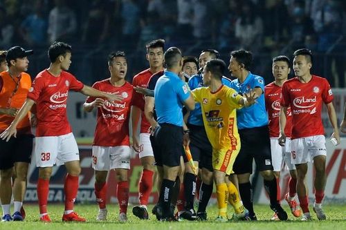 VFF ra án phạt nghiêm khắc với thủ môn phản ứng quá khích với trọng tài