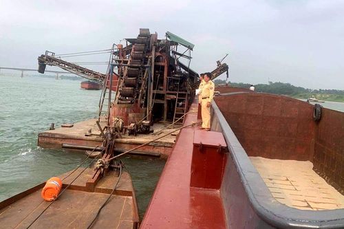 Bắt cụm tàu khai thác cát lòng sông Đà trái phép