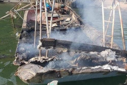 Quảng Ninh: Cháy tàu, 3 anh em ruột bị bỏng nặng