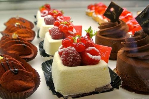 Vì sao ăn nhiều đồ béo, đồ ngọt da dễ bị nổi mụn?