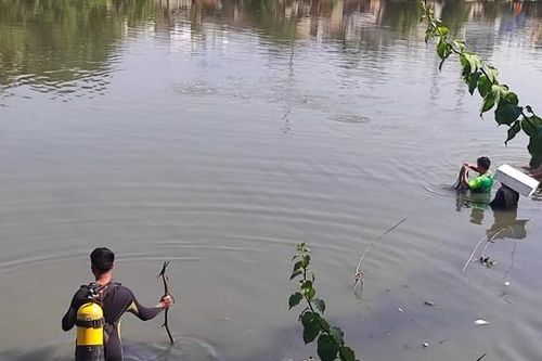 TP.Hồ Chí Minh: Rơi từ sà lan xuống kênh, một người mất tích