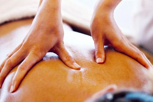 Mua vé 'Super Vip', quý ông được nhân viên tắm chung