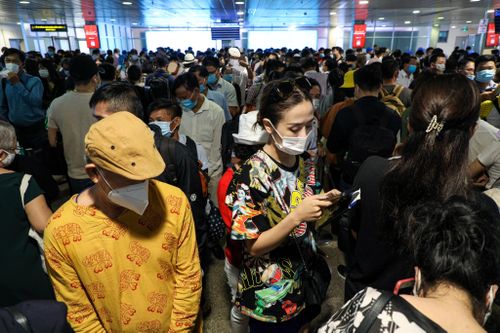 Khách 'cầu cứu' nhân viên hỗ trợ vì chờ quá lâu ở sân bay Tân Sơn Nhất