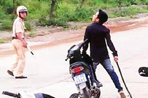 Hai CSGT bị chém khi khống chế thanh niên