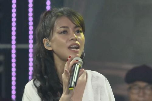 Bùi Lan Hương hát live 'Còn tuổi nào cho em'
