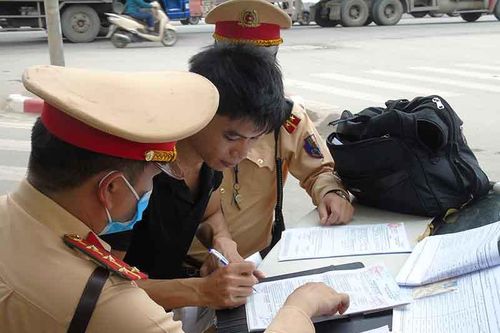 Mạnh tay xử lý xe ô tô chở vật liệu xây dựng để rơi vãi xuống đường