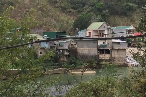 Nhà dân, trường học chênh vênh bên bờ Nậm Mộ